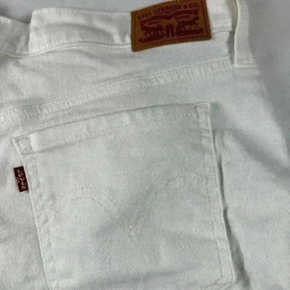NWOT - Levi Mid Length Women's Jean Shorts - Size 32 (Chalk White) - Picture 6 of 8